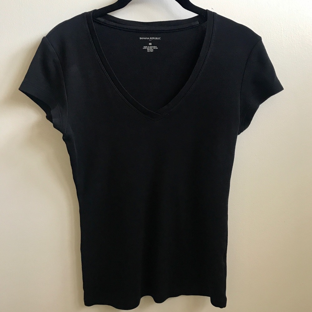 ❌ SOLD ❌ Banana Republic Black V-neck T-shirt
